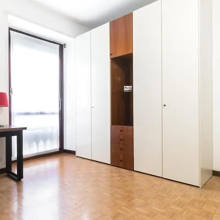 Italianway - Lazzaro Palazzi 6 * Milan